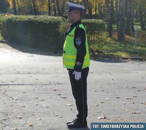 4.	Policjant stojący do kierowcy bokiem prawym lub lewym – światło zielone