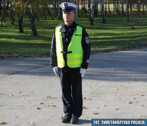 6.	Policjant stojący przodem lub tyłem do kierowcy – odpowiednik sygnału czerwonego