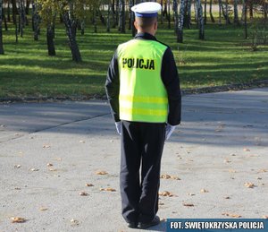 7.	Policjant stojący przodem lub tyłem do kierowcy – odpowiednik sygnału czerwonego
