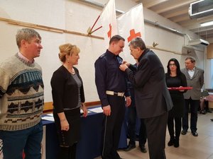 Odznaka Zasłużonego Honorowego Dawcy Krwi I Stopnia dla koneckiego policjanta