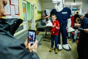 Policyjna choinka dla pacjentów Świętokrzyskiego Centrum Pediatrii