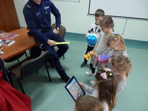 Przedszkolaki z Mąchocic Kapitulnych z wizytą w Komisariacie Policji I Kielcach