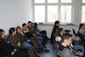 Uczniowie klas mundurowych podczas zajęć teoretycznych