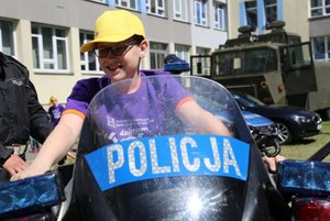 Radiowóz, motocykl i pytania do policjanta