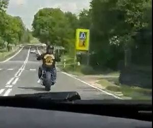 uciekający motocyklista