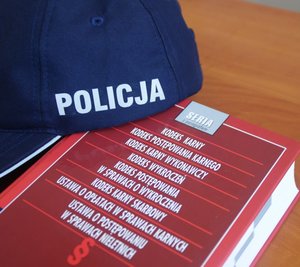 kodeks i policyjna czapka