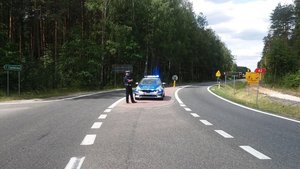 policjanci na skrzyżowaniu