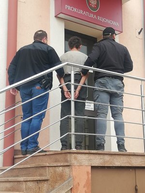 zatrzymany doprowadzany do prokuratury przez policjantów