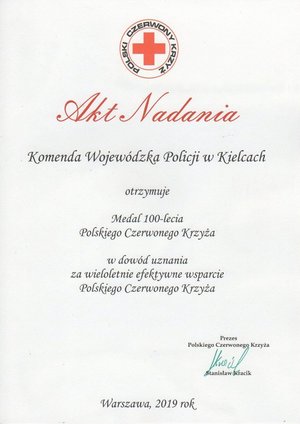 Akt nadania medalu 100-lecia Polskiego Czerwonego Krzyża dla KWP w Kielcach