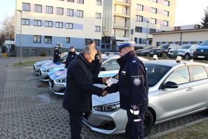 Nowe radiowozy przekazane staszowskim policjantom
