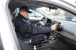 Nowe radiowozy przekazane staszowskim policjantom