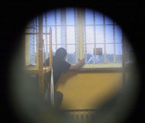 widok przez wizjer do celi