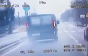 widok z ekranu policyjnego wideorejestratora a na nim pojazd