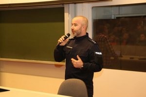 Konferencja dotycząca projektu „Szybuj bezpiecznie w internetowej chmurze 2018” z udziałem policjantów